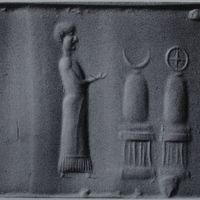 Worshipper (priest) standing before crescent moon and encircled eight-rayed, globe-centred star on cult daises (parakkus)