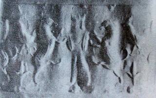 Royal hero grasping lion on either side