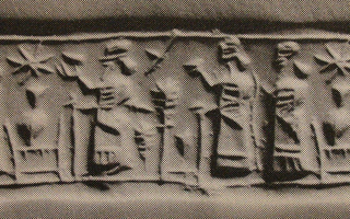 Pot-stand next to king with his two attendants