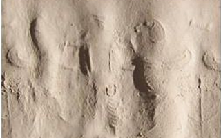 Royal hero grasping winged lion on either side