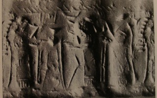 Pot-stand between king and his attendant, and another attendant behind the king