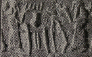 Pot-stand between king and his attendant